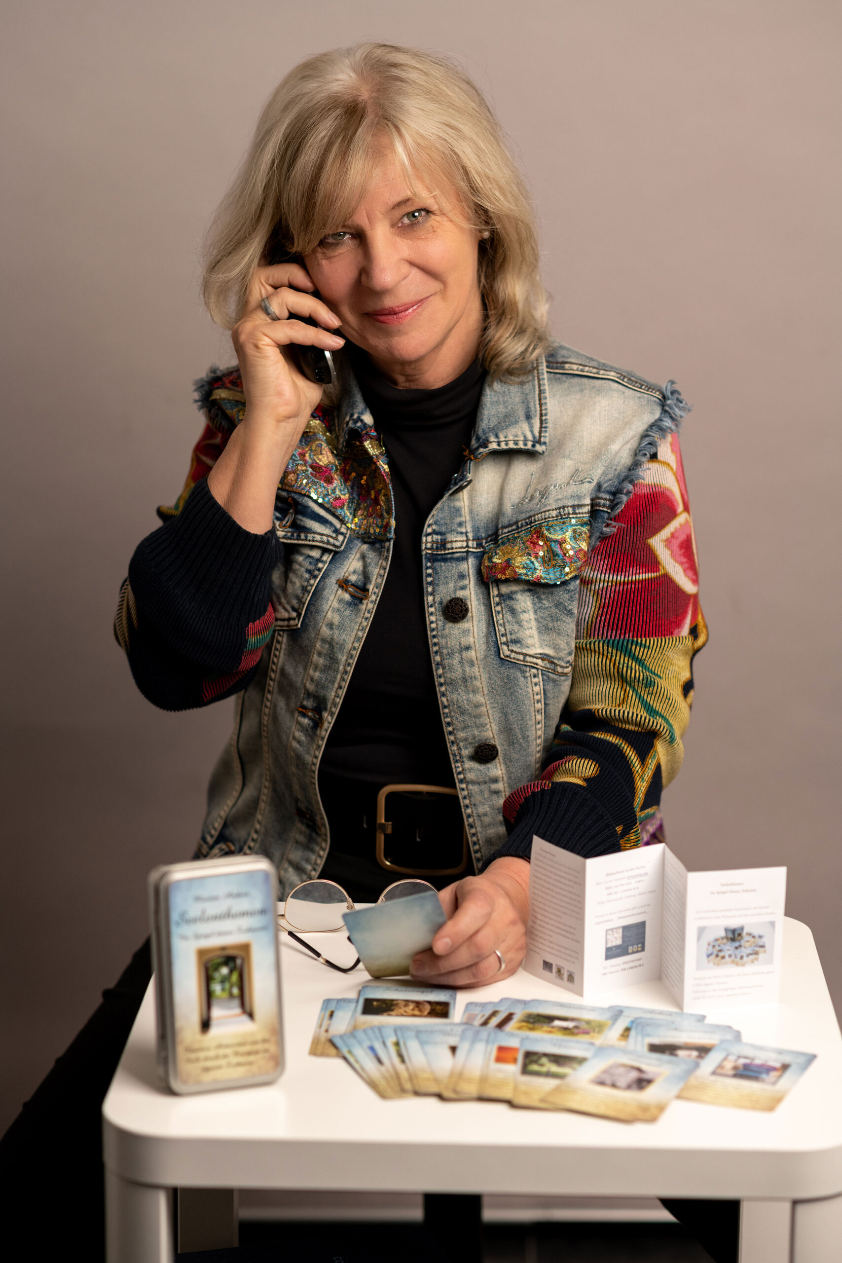 Marion-beim-Kartenlegen